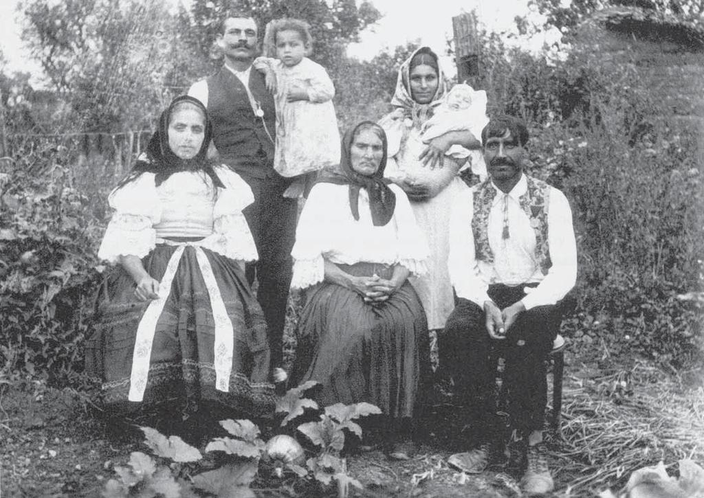 Rodina pravděpodobně usedlých moravských Romů (o míře integrovanosti může vypovídat také oděv majoritního venkovského obyvatelstva), Hroznová