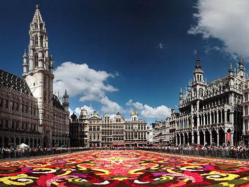 Jednou z mnoha atraktivit je náměstí Grand Place nebo též Grote Markt, jehož dominantou je radnice s