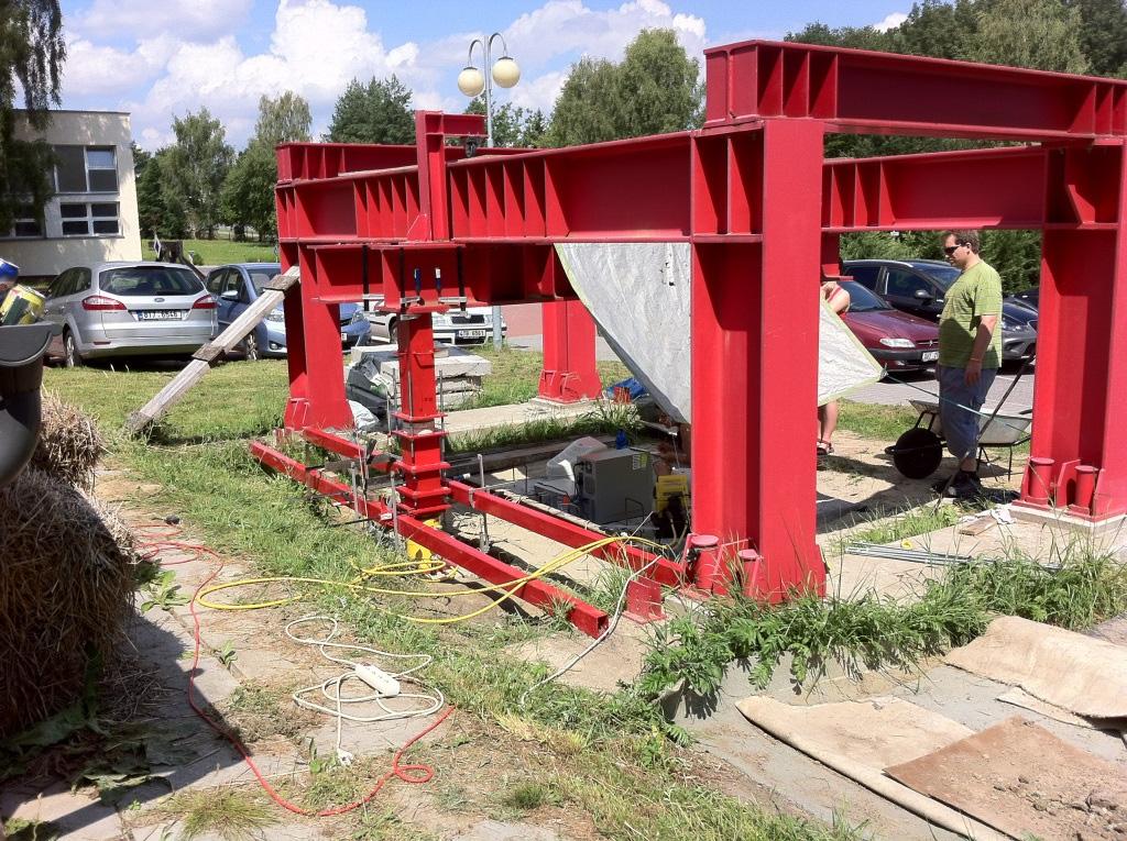 4.2 Měření sdruženého základu Model kombinovaného základu (pilota-deska) byl měřen dne 15.7.2014. Pro měření byl použit hydraulický lis ENERPAC CLRG-2002.