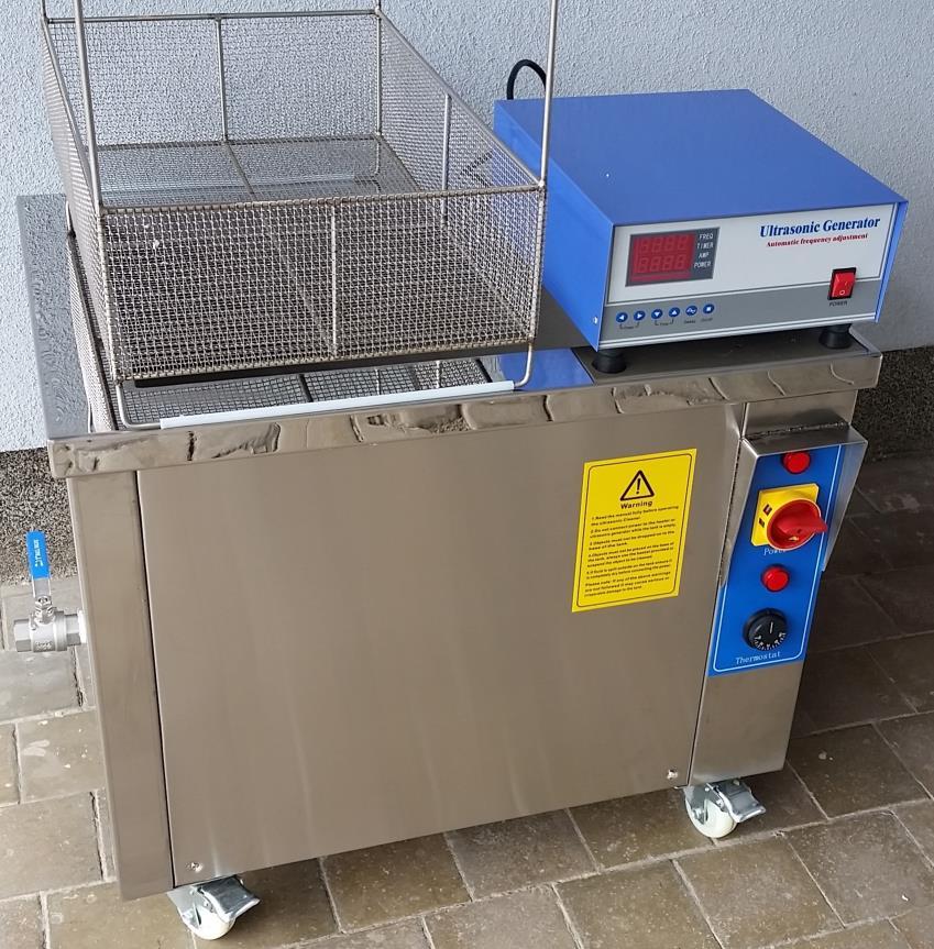1. Základní popis principu a činnosti ultrazvukové čističky Ultrazvukový generátor mění elektrickou energii ze sítě na vysokofrekvenční elektrickou energii.