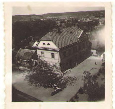 Kdyţ potom sestry dům ve Veltrusích uţ tak daleko upravily a zařídily, zřídily v domě také mateřskou školku, která byla uţ v roce 1922 kaţdý den plně obsazena 50 dětmi.