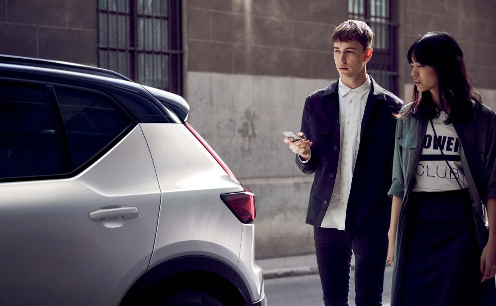 VÁŠ OSOBNÍ ASISTENT 1 APLIKACE VOLVO ON CALL JE ZDE PRO VÁS, KDYKOLIV JI POTŘEBUJETE OHŘEJE KABINU VAŠEHO VOZU (nebo ji ochladí) NAJDE PARKOVACÍ MÍSTO (a dovede Vás k němu) ZNÁ TY NEJLEPŠÍ RESTAURACE