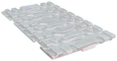 Lišta se k polystyrénovým deskám, na kterých je položena polyetylénová fólie, uchycuje běžnými plastovými sponkami W983-2.