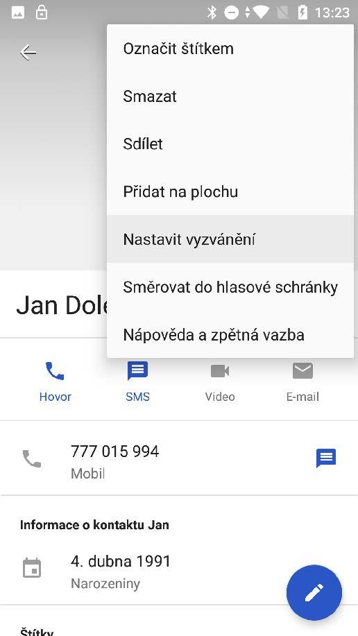 Potvrďte volbou Pouze jednou a vyberte si druh vyzvánění. Přiřazení vlastního vyzvánění ke kontaktu Spusťte aplikaci Kontakty, vyberte daný kontakt a klikněte na něj.