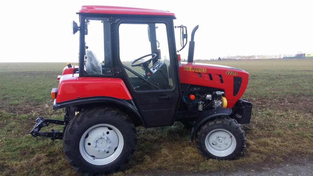 Nákup traktoru a příslušenství pro údržbu hřiště s umělým