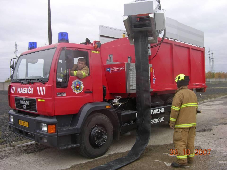 Zásady při navíjení hadic 2-3 hasiči v kontejneru. 2 hasiči na silnici na úpravu polohy hadic. Zastavení a chod HRU řídí hasič v kontejneru.