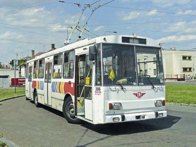 ŠKODA 14Tr 1983 doposud Tyto hranaté trolejbusy začala továrna v Ostrově nad Ohří sériově vyrábět až poté, co bylo překonáno nejisté období, kdy neměla trolejbusová doprava v ČSSR na růžích ustláno.