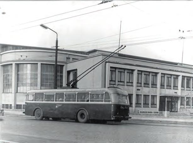 1952 A Zpráva představenstva společnosti Trolejbus evidenčního čísla 101 vedl v lednu 1952 slavnostní kolonu prvních šesti vozidel do Bohdanče. Zde je patrné, že má již cosi odslouženo.