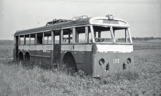 TATRA T86 1956 1958 Nedostatek vozidel vedl v roce 1956 k nákupu čtyř předválečných pražských trolejbusů Tatra T86. Vozidla to byla poruchová a u jízdního personálu neoblíbená.