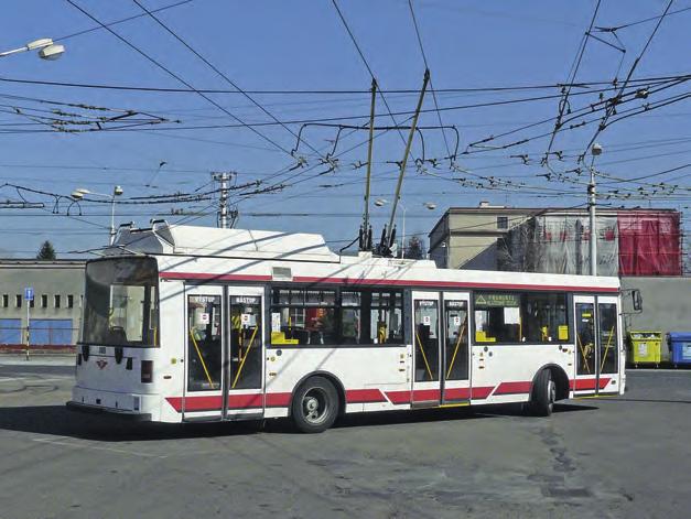 V roce 2014 se na trolejbusech namísto duhových používaly již tyto tzv. rychlé zalomené červeno černé pruhy.