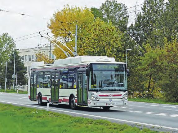 ŠKODA 28Tr Solaris 2008 doposud V letech 2008 až 2012 byl vozový park pardubických trolejbusů obohacen taktéž o deset tříosých velkokapacitních trolejbusů s karosériemi od polského výrobce Solaris B