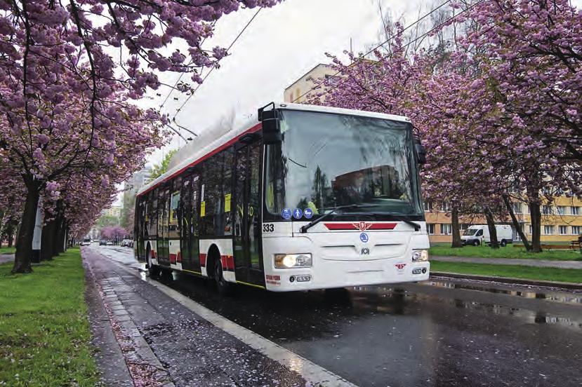 Pardubice začaly své šestadvacítky nakupovat v roce 2012 a dnes jich provozují celkem deset. A opět ty rozkvetlé sakury v Polabinách. Tentokrát však v dubnu 2017 a s trolejbusem 333.