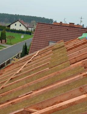 variantou. Umožňuje poměrně elegantně řešit střešní pláště, u nichž je požadováno zajištění standardu nutného pro domy nízkoenergetické nebo pasivní.