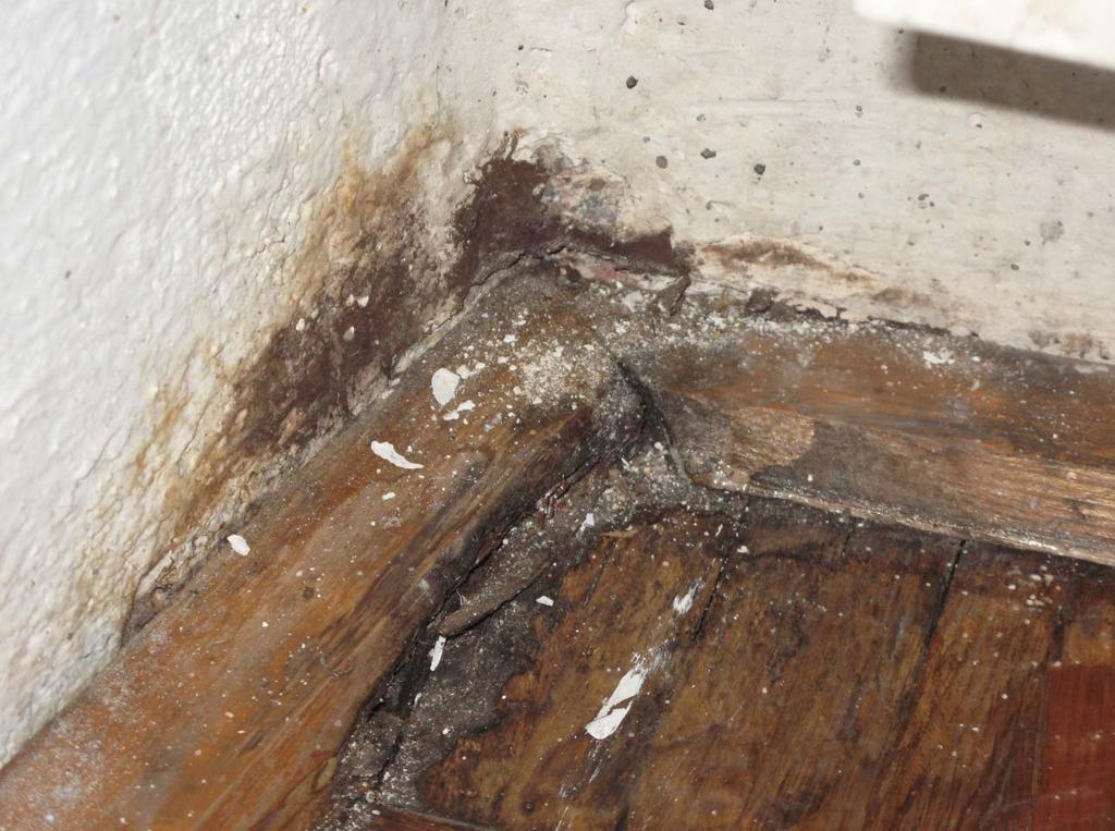Zjištěno vážné poškození dřevěné podlahy 11