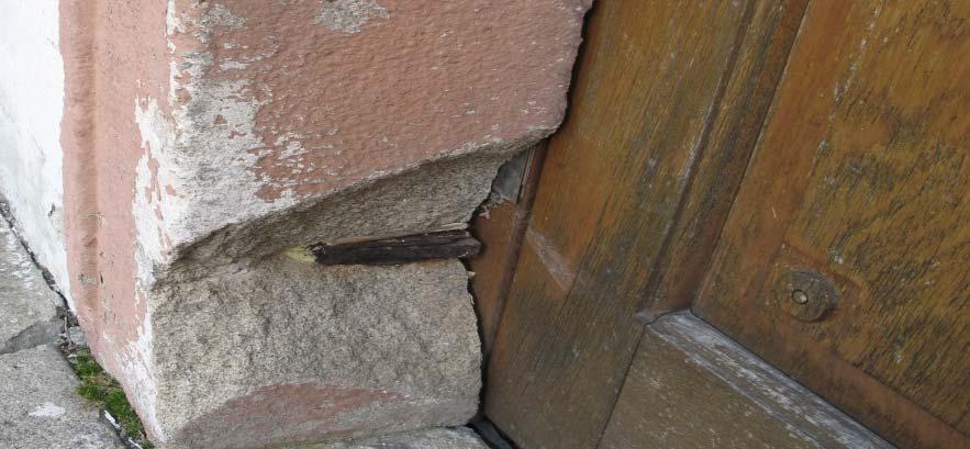 plochých střech i přetížení zadrženými srážkami, Nevhodné kotvení dveřního rámu železným čepem vedlo k jeho silné korozi a odtržení části kamenného ostění.