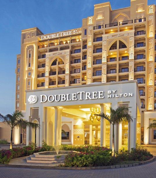 com 8 POLOHA: luxusní komplex známé hotelové sítě Hilton se nachází v letovisku Ras Al Khaimah na nádherné, 650 metrů dlouhé písečné pláži nedaleko se nachází nákupní centrum Al Hamra Mall a Al Hamra