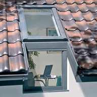 Těsnící lemování EE je určeno pro montáž ve střechách krytých plechovou falcovanou krytinou.