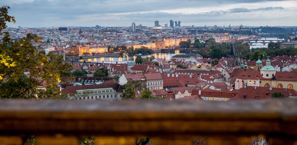 Terasa 2B Již zmiňovaný výhled, který poskytuje většina sálů Lobkowiczkého paláce, je nepřekonatelný z terasy prvního patra.