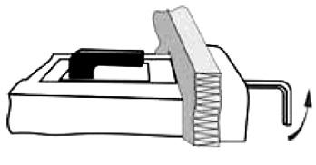Přiloženým šestihranným klíčem otvory v přední masce se pootočí a vysunou patky a sunou po vedení až ke stěně panelu (2).