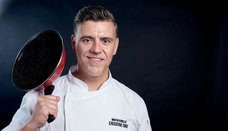 Zoznámte sa Šéfkuchár Martin Korbelič patrí medzi najznámejších kuchárov na Slovensku, a to aj vďaka porotcovstvu v televíznej show česko-slovenský Masterchef a taktiež relácii Moja mama varí lepšie