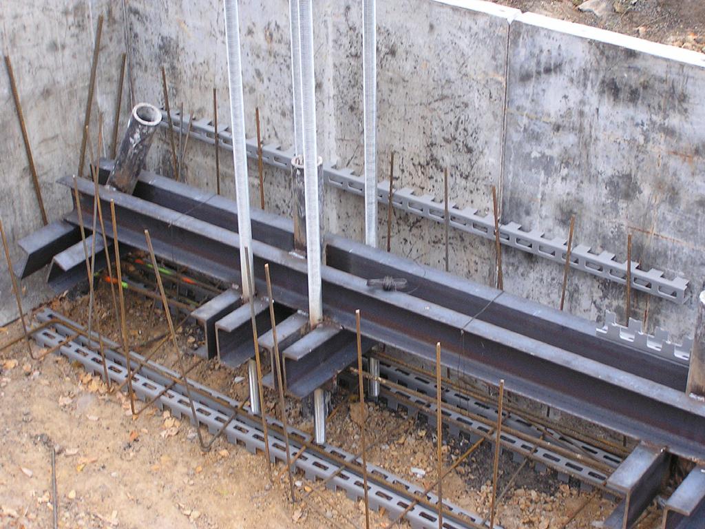 Obr. 4: Detail provedení základového pásu, kotevního roštu a mikropilot 2.