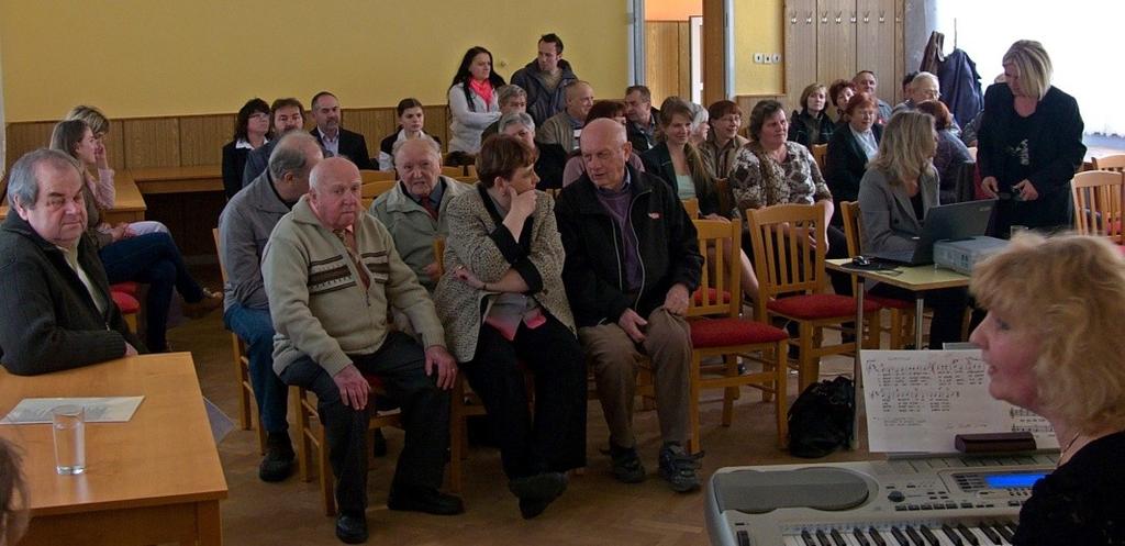 Zatím se nebudeme zmiňovat o přípravách. Jak na sýpce, tak v jejím okolí. Také sečení trávy v celé vesnici. Prostě práce moc. Přesně za čtyři týdny po křtu knihy, v sobotu 18. 5. to vypuklo.