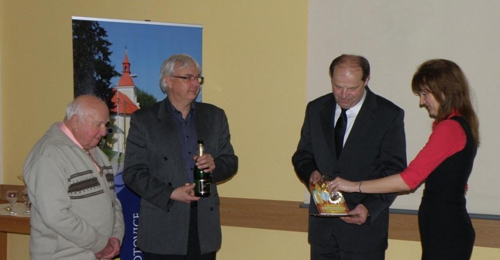 Zapsali se do kroniky kulturní komise, dostali knížku a čekalo je také malé občerstvení. Potkávali se zde lidé, kteří se řadu let neviděli. Někteří se nepotkali i 50 let. Toto trvalo až do oběda.