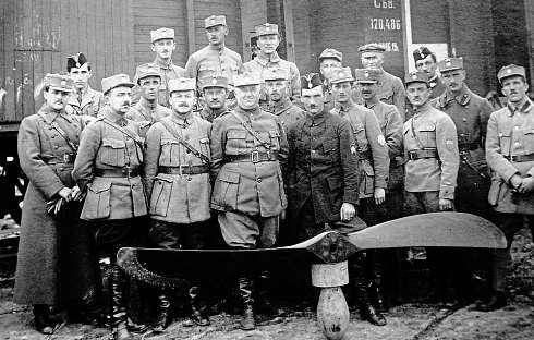 ZÁBLESK HISTORIE MARTIN PJENTAK ČR Odvážný pilot, muž dobrodružné povahy, hrdina zlegií, jehož tělo při pohřbu vezli Prahou na trupu letadla akolem kráčela čestná vojenská stráž.