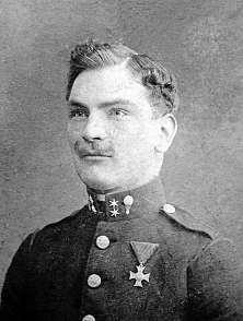 Jako polní pilot působil na východní frontě, kde vykonával zejména kurýrní aprůzkumné lety. Během jednoho znich přeletěl vroce 1915 na ruskou stranu, kde byl zajat.