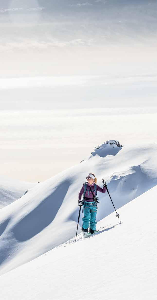 LYŽE NA SKIALP EFEKTIVNÍ PRÁCE S LOPATOU V LAVINIŠTI Při záchraně zasypaných z laviny představuje vyhrabávání zasypaného časově zdaleka nejnáročnější fázi.