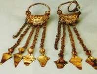 náhrdelníky (z korálků z různých materiálů), lunice (zdobené závěsy ve tvaru půlměsíce), závěsné křížky s postavou Krista.