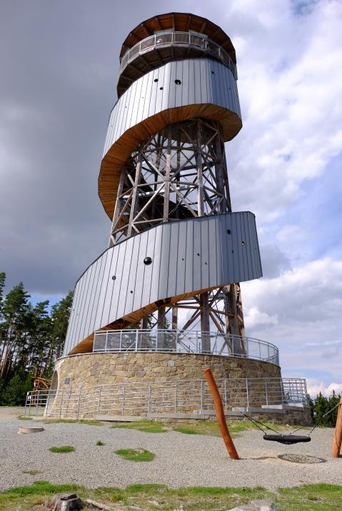 1. Úvod 1.1. Popis konstrukce Stávající konstrukce rozhledny se nachází na vrcholu kopce Velký Kosíř, v nadmořské výšce 442 m.n.m.. Výstavba byla započata v roce 2012 a pro veřejnost byla rozhledna otevřena 22.