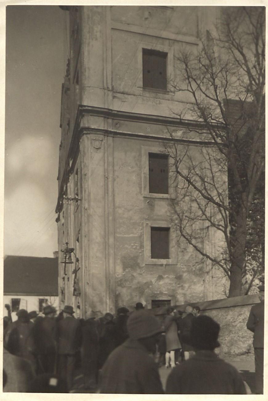 Po jejím skončení byla pořízena fotografie nových zvonů s duchovními, patronkami zvonů, městským zastupitelstvem a výborem slavnosti. (Obrázek na straně 157 079b).