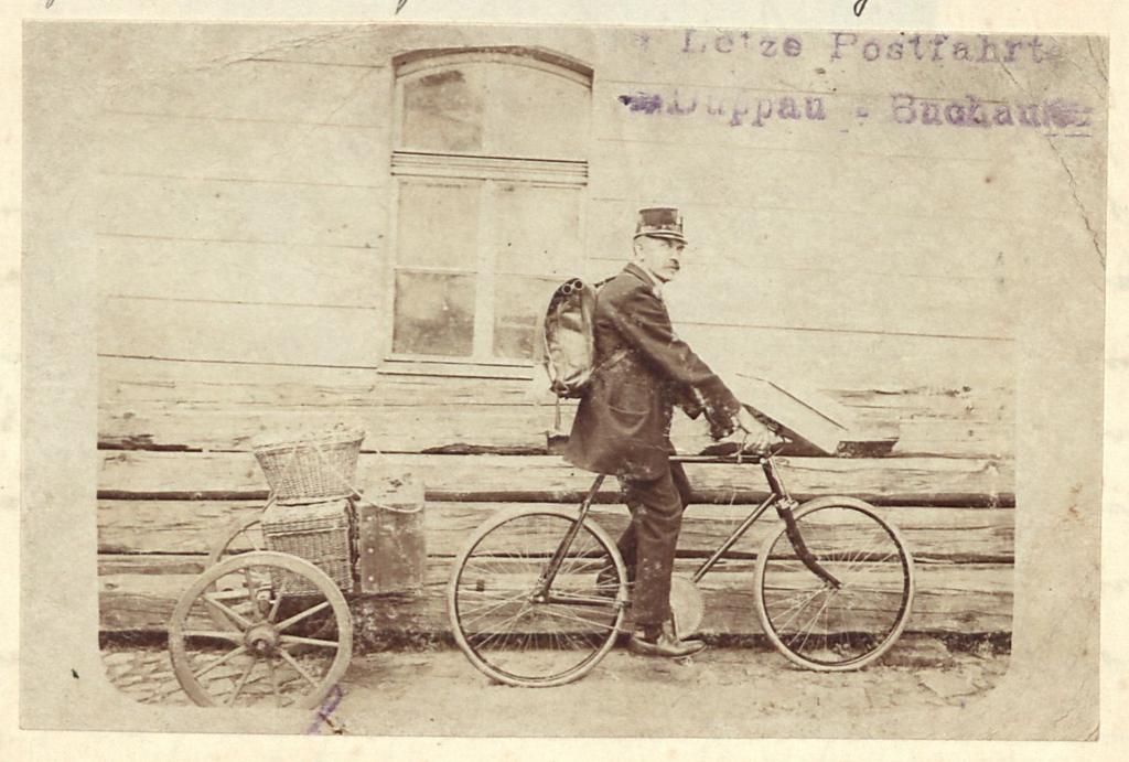 Poslední jízda poštovního úředníka Antona Wagnera z Doupova na trase mezi Doupovem a Bochovem v roce 1897, na kole s přívěsem pro balíky.