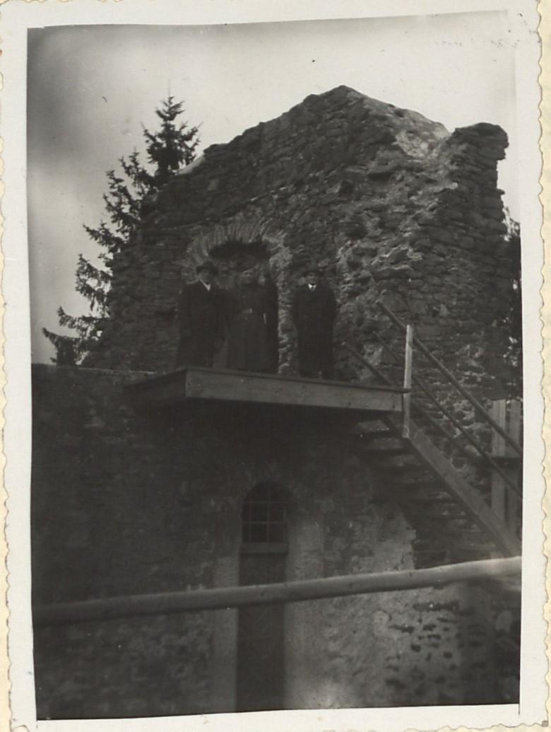 Práce na Karlovarské věži v roce 1936 Pokud jde o nezaměstnanost, nedošlo v Bochově v roce 1936 k žádným změnám.