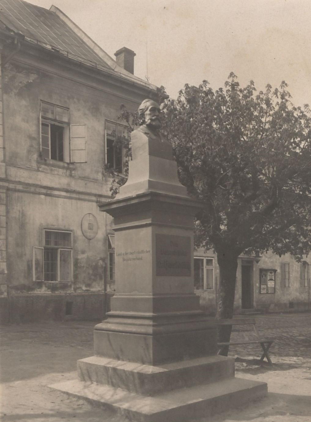Kudlichův pomník na náměstí. (před domem č.