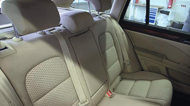 Poškození sedadel Akceptovatelné poškození» Při vracení vozidla by čalounění sedadel