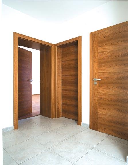 dveří v široké škále kombinací dřevin a směrů dýh.