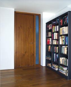 dveří je v jedné ideální rovině a přitom lze dveře otevírat do místnos i do chodby bez designových ústupků.