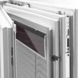 U těchto plošně lícujících oken je ochrana proti slunci a nevítaným pohledům zvenčí již zabudovaná mezi tabulemi skla a nabízí nejlepší hodnoty tepelné a zvukové izolace, a tedy 4násobnou ochranu v