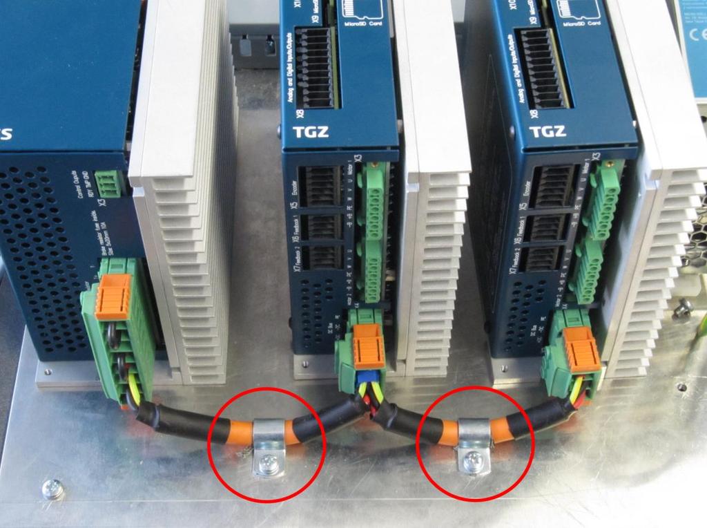 2.2 Postup připojení stínění Postup zapojení kabelu pro DC Bus (napájení výkonové části) s připojením stínění: Používejte pouze originální kabely TG Drives - pokud možno co nejkratší kabely dle