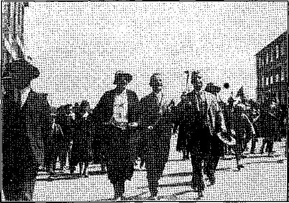 Z oslav prvního máje v roce 1932 v závodech. Na obrázku z prava do leva: Tomáš Baťa, D. Čipera, pí Marie Baťová.