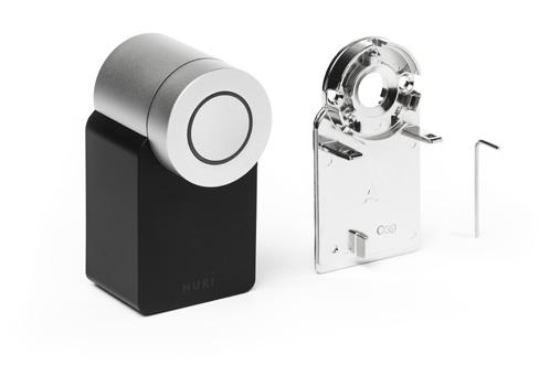 Chytrý elektronický zámek SMART LOCK Nuki Smart Lock udělá z vašeho chytrého telefonu inteligentní klíč.