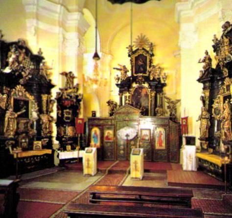 Hlavní oltář je zasvěcen sv. Anně, boční oltáře jsou zasvěcené Panně Marii, sv. Aloisovi a sv. Dominikovi. Celek doplňují oltáře sv. Jana Nepomuckého a sv. Kateřiny Ricci.