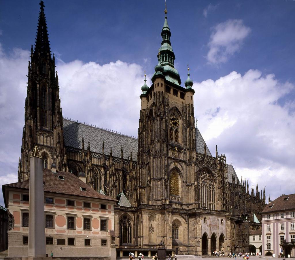 Katedrála svatého Víta, Václava a Vojtěcha Katedrála svatého Víta je největším a nejvýznamnějším pražským chrámem. Kromě bohoslužeb se zde odehrávaly i korunovace českých králů a královen.