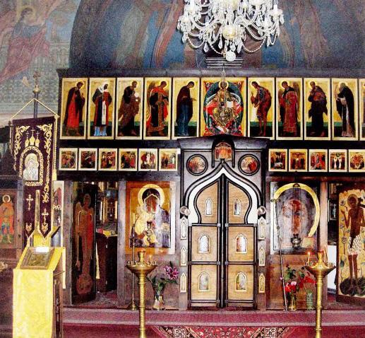 A to proto, aby zesnulí pravoslavní Rusové mohli být pohřbíváni podle tradičních zvyků. Jednolodní svatyni podle historického psovsko-novgorodského stylu vyprojektoval arch.