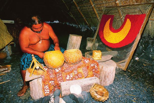 Polynésan při předvádění tradičních řemesel.