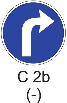 C 2a), která přikazuje jízdu směrem, kterým šipka ukazuje