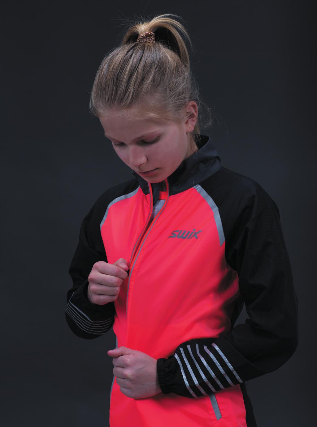 RADIANT JUNIOR // SWIX SS 18 10000/Black Elastické kalhoty Motion JR Velikosti: 116-164 32232 Elastické kalhoty Motion jsou univerzální sportovní kalhoty jak na denní venkovní trénink, tak na závody.