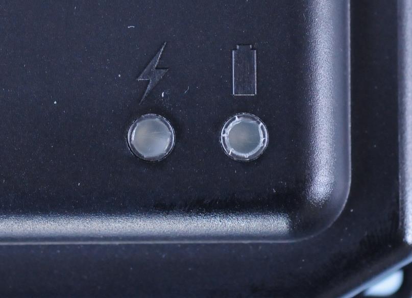připojení dobíječky k síti LED (na obrázku vpravo) svítí v případě dobíjení baterie.